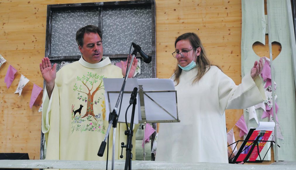 Bénédiction des animaux aux Reussilles, pasteure Françoise Surdez et abbé Olivier Jelen (photo prise en 2020) / ©Pierre Bohrer, 2020