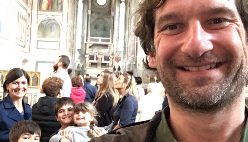 Selfie d&#039;Ignazio Bettua et sa famille en vacances dans la chapelle des Scrovegni, à Padoue, devant la Vierge de Giotto / © DR