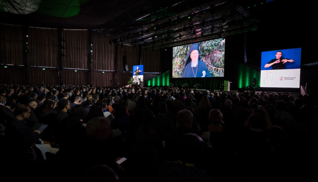 Le patriarche Bartolomée, du patriarcat oecuménique, adresse l&#039;assemblée par vidéo. Karlsruhe, 01.09.2022 / ©Albin Hillert/WCC