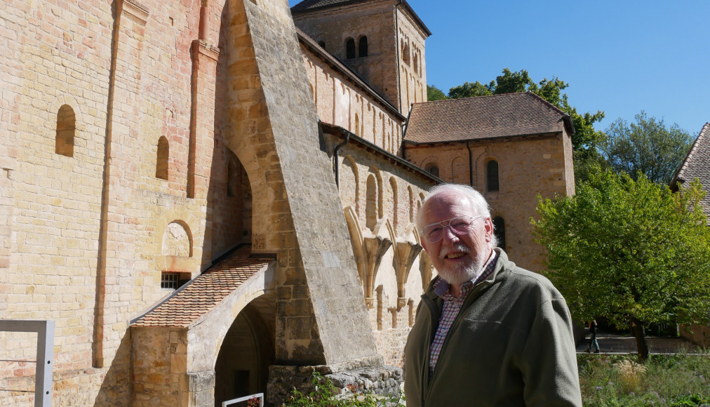 Jean-Yves Savoy, devant l&#039;église de Romainmôtier / © DR