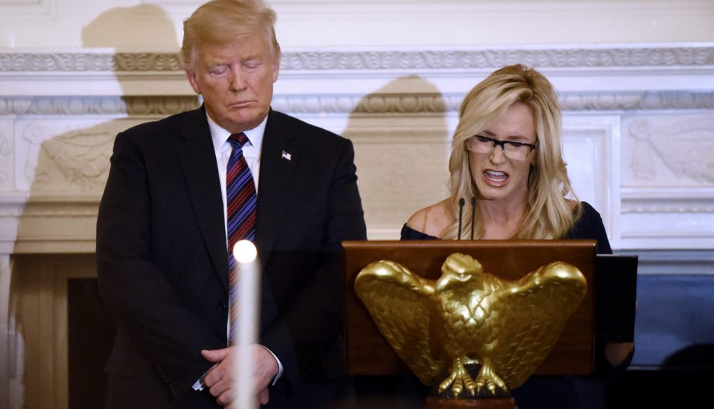 Le 27 août 2018, Donald Trump prie sous la conduite de la pasteure Paula White qui faisait partie des invités aux repas avec les leaders évangéliques à la Maison-Blanche / ©KEYSTONE/NEWSCOM/OLIVIER DOULIERY