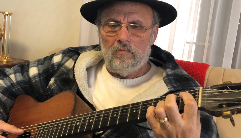 Le voyageur May Bittel, pasteur et guitariste manouche / ©Gabrielle Desarzens