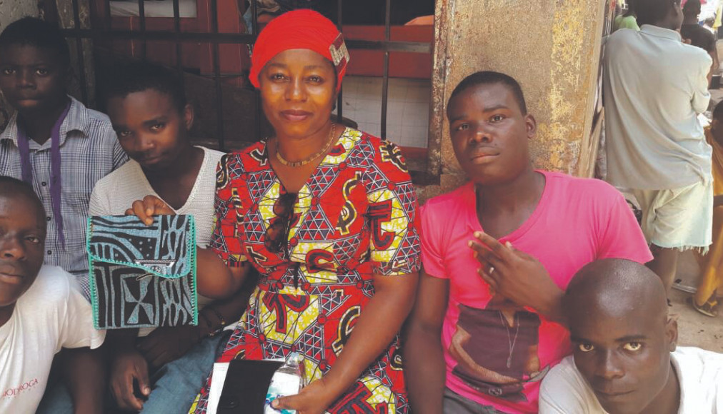 Florence Ngo Hongla en séance de travail avec des mineurs du centre de détention de Yaoundé. / ©EMINED