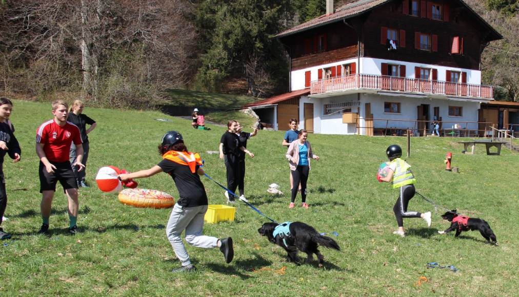 Course agile sous la supervision de la propriétaire des chiens. Camp de printemps à Saint-George sur le thème «Aller jusqu’au bout de soi-même avec le Seigneur des anneaux». / © Christophe Peter