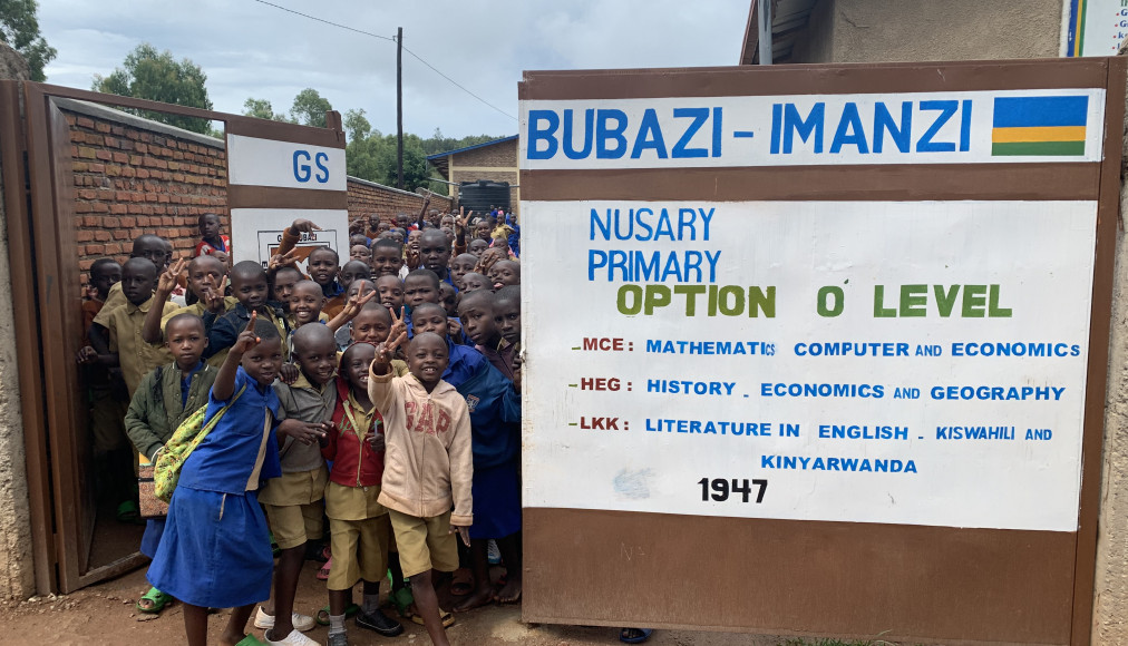 Devant l’école de Bubazi-Imanzi. / ©DM