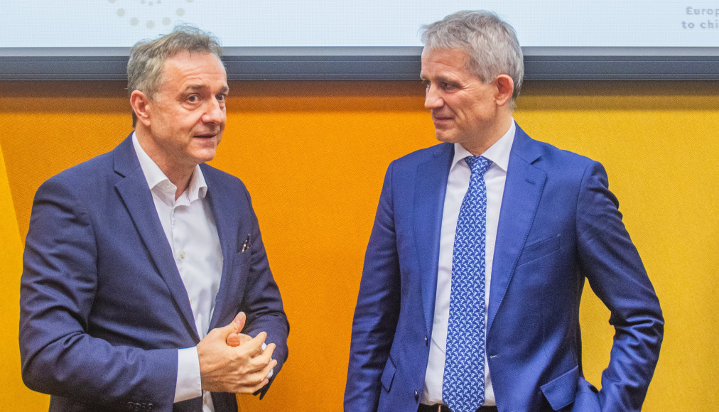 Guido Fluri et Beat Jans ont échangé sur la maltraitance infantile le 6 décembre dernier à Strasbourg. / © Simon Padovani