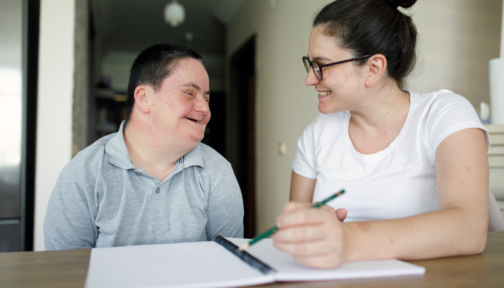 Depuis plusieurs années, les Eglises réformées de Berne-Jura-Soleure (Bejuso) s’efforcent de renforcer l’inclusion d’adultes présentant des troubles cognitifs dans leurs infrastructures / IStock