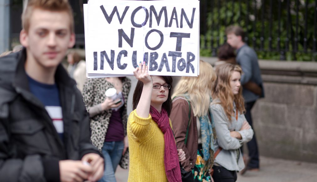 Heune femme portant une pancarte lors d&#039;une manifestation en faveur de la légalisation de l&#039;avortement (Irlande 2012) © Istock / Sebastian Kaczorowski / Heune femme portant une pancarte lors d&#039;une manifestation en faveur de la légalisation de l&#039;avortement (Irlande 2012) © Istock / Sebastian Kaczorowski