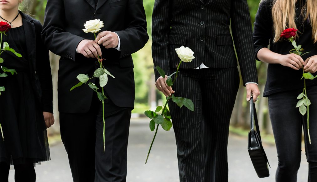 Une pasteure zurichoise invite des inconnus à un enterrement. / IStock