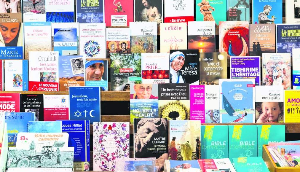 Les rayonnages de libraires, ici à la boutique de l&#039;abbaye d&#039;Orval en Belgique, débordent d’ouvrages permettant à chacun de poursuivre une démarche spirituelle individuelle. / © iStock