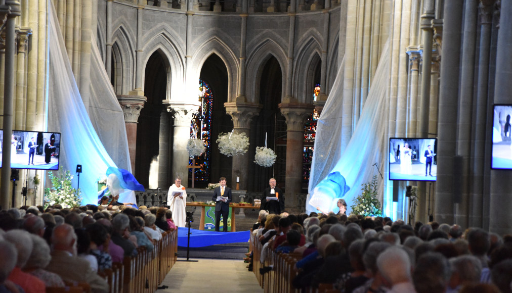 Le culte synodal de consécration et d’agrégation / Le culte synodal de consécration et d’agrégation, présidé par une diacre, un animateur d’Église et un pasteur. © OIC EERV – Gérard Jaton