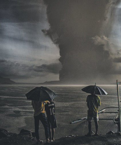 Des habitants observent l’éruption du volcan Taal depuis Talisay, province de Batangas, Philippines, 12 janvier 2020. / ©Ezra Acayan. Avec l’aimable autorisation de l’artiste et de Getty Images. Exposition Human.Kind. au Musée international de la Croix-Rouge et du Croissant-Rouge, Genève.