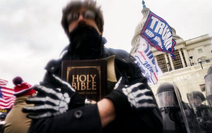 Lors de la tentative d’insurrection au Capitole, ce mercredi 6 janvier à Washington, de nombreuses pancartes aux références chrétiennes ont été brandies par les manifestants pro-Trump. / RNS / AP