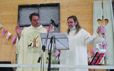 Bénédiction des animaux aux Reussilles, pasteure Françoise Surdez et abbé Olivier Jelen (photo prise en 2020) / ©Pierre Bohrer, 2020