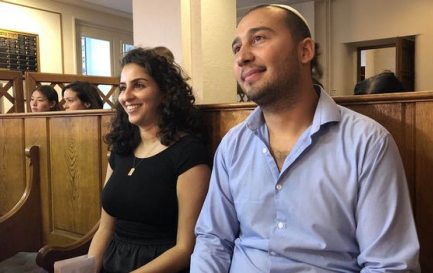 Farah Hocine et Simon Bismuth font visiter la synagogue de la Chaux-de-Fonds / ©Gabrielle Desarzens/RTSreligion