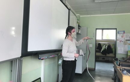 Chaque personne intervenant en ECR, comme Gwendoline Noël-Reguin, ici en train de raconter l’histoire de Théodule, suit une formation pédagogique de base de trois ans et une formation théologique assurée par son Eglise. / ©Camille Andres