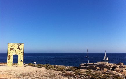 &quot;La Porte de l&#039;Europe&quot; sur l&#039;île de Lampedusa, monument érigé en mémoire des migrants qui ont payé de leurs vies. / ©Wikimedia Commons / CC-BY-2.0 / Vito Manzari