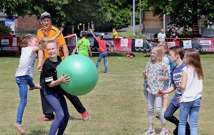 Les participants aux KidsGames jouent notamment au poull ball, comme ici en Belgique / CC(by-sa) Jamain