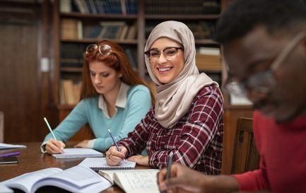 Etudiante voilée à l&#039;université / IStock