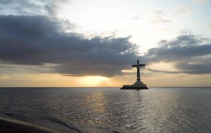 Croix submergée signalant le cimetière sous-marin sur la côte de l&#039;île de Camiguin, près de Mindanao aux Philippines. / ©iStock/Alexpunker