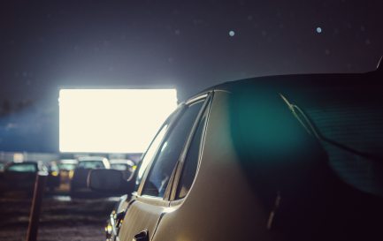 Et si le cinéma drive-in pouvait inspirer les Eglises à l&#039;heure du coronavirus? / IStock