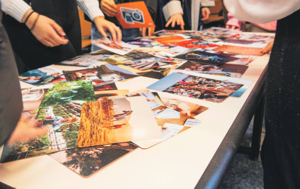 Au cours d’un atelier de prévention du surendettement auprès des jeunes, en novembre 2023. Les jeunes choisissent une image du photolangage pour parler librement de ce que cela évoque pour elles et eux, en lien avec l’argent. / ©CSP