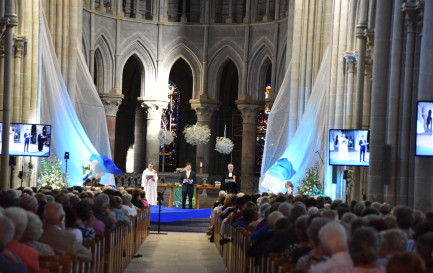 Le culte synodal de consécration et d’agrégation / Le culte synodal de consécration et d’agrégation, présidé par une diacre, un animateur d’Église et un pasteur. © OIC EERV – Gérard Jaton